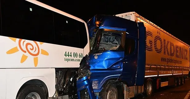 Bilecik’te gece vakti korkunç kaza! Tur otobüsü ile tır çarpıştı: 13 yaralı