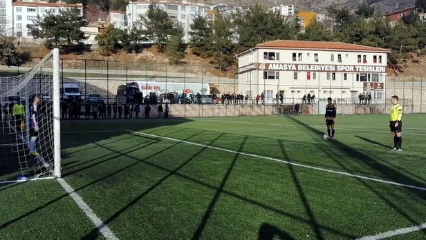 İstiklal Marşı'nın okunduğu duyan hakem maçı durdurdu-1