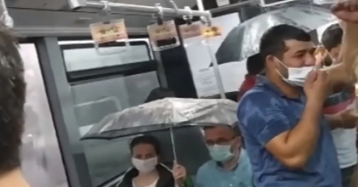 İstanbul sonunda bunu da gördü! Metrobüs içinde tavandan akan sudan şemsiyeyle korundular