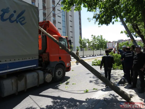 Sancaktepe'de TIR elektrik tellerine takıldı! Direkler devrildi - 9