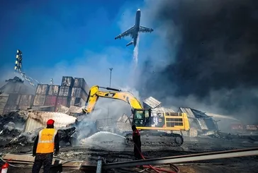 Yüzlerce konteyner çöpe dönüştü