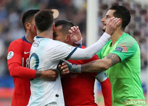 Messi ve Medel fena kapıştı! Kırmızı kartlar havada uçuştu - 48