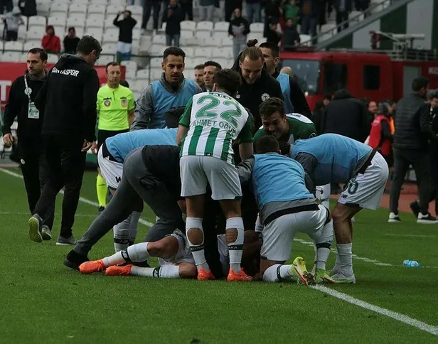 10-kisi-kalan-trabzonspor-konyaya-boyun-egdi-1682813740366.jpeg