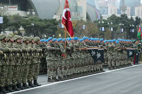 Azerbaycan Zafer Günü’nü kutlarken Ermenistan’da ortalık karıştı-9