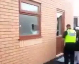 İngilterede 4 camiye balyozlu saldırı