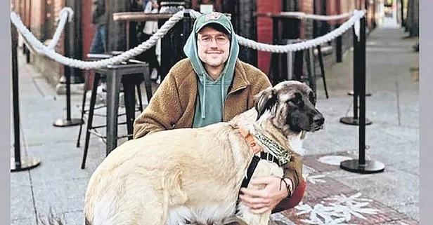 İstanbul’a turist olarak gelen Tony hikayesinden çok etkilendiği köpek Helly’i Amerika’ya götürdü