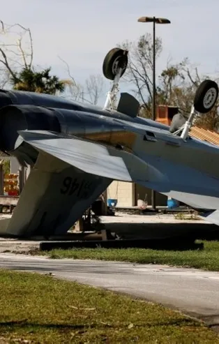 Kasırga ABD üssünü yıktı!