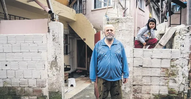 Hasköy'de gizemli olay! Evlere para dolu zarf bırakıyor