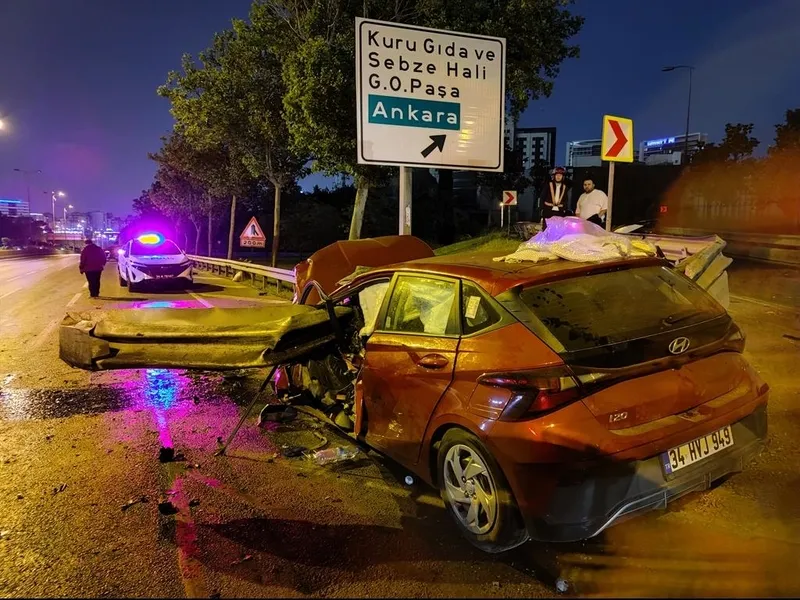 İstanbul Bayrampaşa'da feci kaza: Otomobil demir bariyere saplandı-3