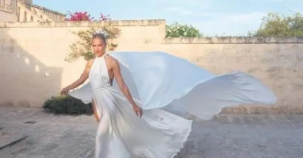 Nazım Akmandil ile dünya evine giren Burcu Esmersoy'un gelinliği sosyal medyayı salladı!