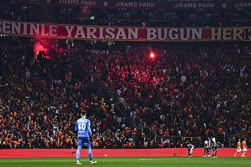 Fenerbahçe'de Edin Dzeko'nun Galatasaray maçı sonrası görüntüsü olay oldu! Alkış alan hareket - 3