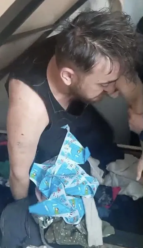 bazada-yakalanan-supheliden-ilginc-savunma-basim-dondu-yatiyordum-1747735611736.jpeg Bartın'da hakkında kesinleşmiş 10 ay hapis cezası bulunan E.E bazanın altında saklanırken yakalandı (Fotoğraf: DHA)