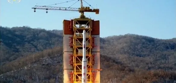 Kuzey Kore, uzun menzilli füzeyle uzaya uydu fırlattı. ABD, Japonya ve Kore'nin çağrısı üzerine BM Güvenlik Konseyi acil toplantı kararı aldı