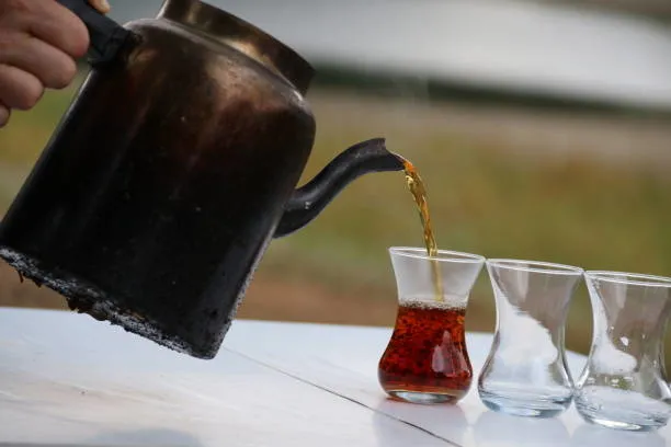 kaynar-suya-1-yemek-kasigi-eklemeniz-yeterli-kararmis-yanmis-ve-kireclenen-caydanliklari-10-dakikada-ayna-gibi-1699277060200.jpg Kararmış, yanmış ve kireçlenen çaydanlıkları 10 dakikada ayna gibi yapıyor! 1 yemek kaşığı eklemeniz yeterli!-4