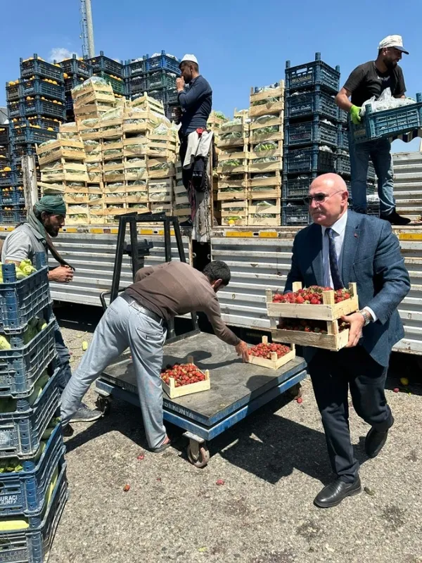 1686038401114.jpg Tatilci Mahmut Tanal'ın imaj kurtarma çalışması! Halde işçilerle meyve sandığı taşıdı: Tepkilerden kaçamadı-4