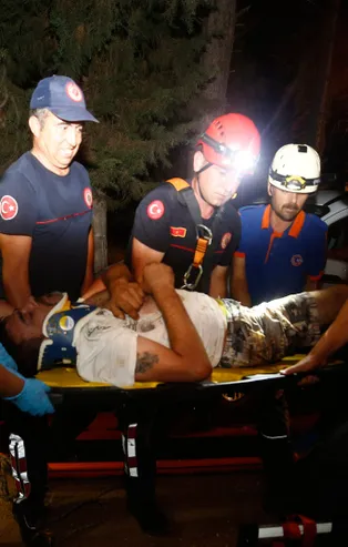 Antalya'da 3 kişi mağarada mahsur kaldı