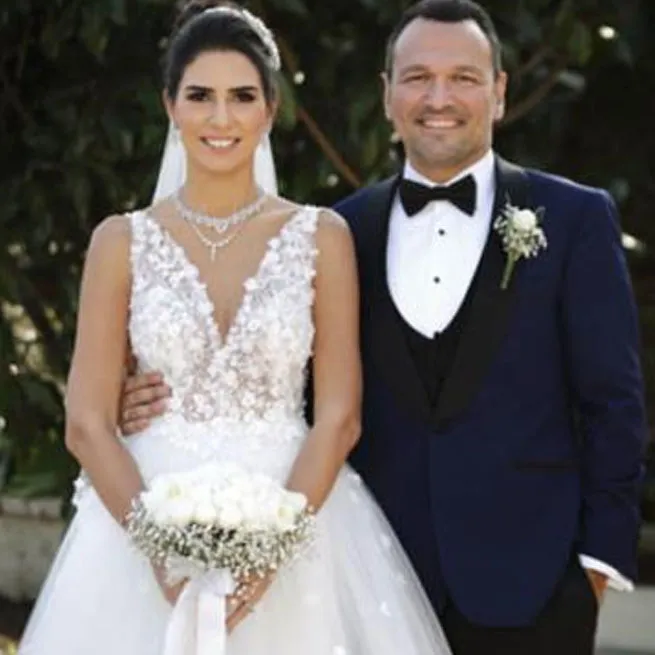 Güldür Güldür’ün Onur Buldu’nun sessiz sedasız evlendiği öğretmen eşine bakın! Kızının annesi hayran bıraktı: “Çok güzel bir aile”-11