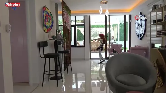 Bursa’da güzellik merkezine robot işçi mesaiye başladı