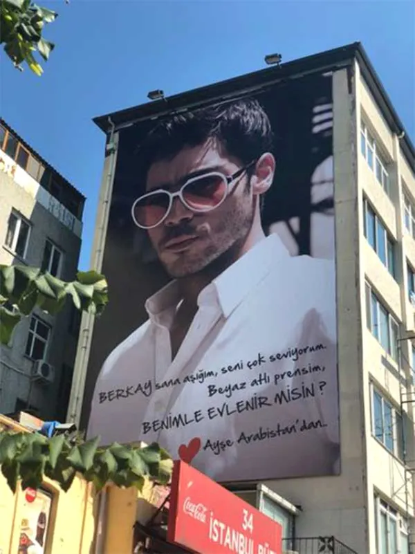 Oyuncu Berkay Hardal'ın bir hayranı dev afişle evlilik teklif etti-1