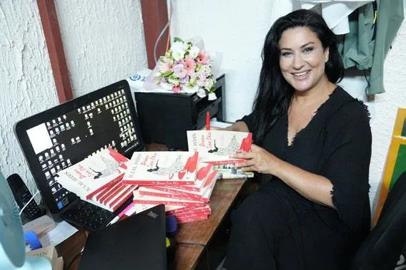 yildiz-tilbe-sahnede-oyle-bir-sey-yapti-ki-hayranlari-alkis-yagmuruna-tuttu-1692050804443.jpeg Yıldız Tilbe sahnede öyle bir şey yaptı ki! Hayranları alkış yağmuruna tuttu-9