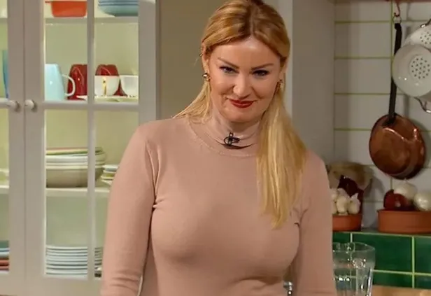 45-gunde-6-kilo-verdiren-pinar-altug-diyeti-tek-bir-formulle-yaglara-gecit-vermiyor-haftada-en-az-5-kez-1698322404172.jpg 45 günde 6 kilo verdiren Pınar Altuğ diyeti Tek bir formülle yağlara geçit vermiyor! Haftada en az 5 kez...-5