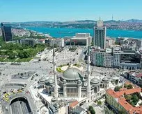 Taksim Camii’ne turistlerden yoğun ilgi