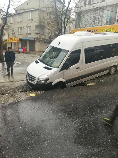 İstanbul Esenyurt'ta yol çöktü! Yaralılar var-2