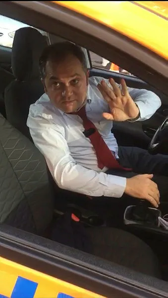 İyi taksici kötü taksici! Biri turiste şantaj yaptı diğeri para dolu çantayı sahibine teslim etti-1