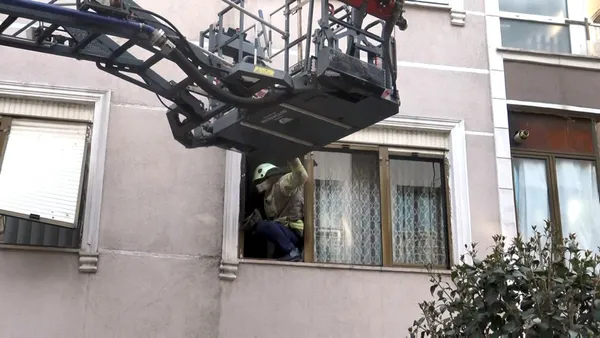 istanbulda-panik-anlari-iki-kardesi-anneleri-uyandiramadi-itfaiye-devreye-girdi-kapi-acilinca-rahat-nefes-alin-1650869149009.jpg İstanbul'da panik anları! İki kardeşi anneleri uyandıramadı itfaiye devreye girdi: Kapı açılınca rahat nefes alındı-5