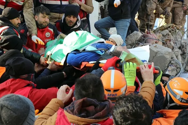 Deprem bölgesindeki mucize kurtuluşlarda gözyaşları sel oldu: "Ne olur elimi bırakmayın"-8