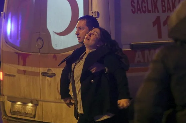 Evinde yangın çıkan yaşlı çifti komşuları kurtardı