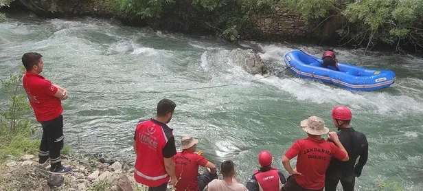 Siirt'in Pervari ilçesinde Müküs Çayı'na düşen arkadaşını kurtarmak isterken kaybolan Eyüp Güneş hala bulunamadı-1