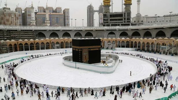 kabede-7-ay-sonra-yeniden-cemaatle-namaz-kilindi-1603014422734.jpg Kabe'de 7 ay sonra yeniden cemaatle namaz kılındı-3