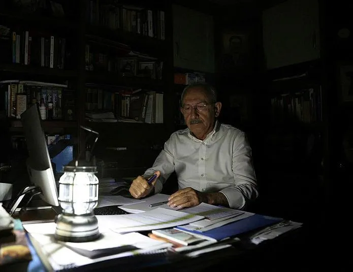 Elektrik şovunun arkasından tiyatro çıktı!