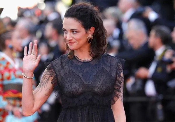 Asia Argento Cannes'e damga vurdu! Sahneye çıktı ve 'tecavüze uğradım' dedi...-5