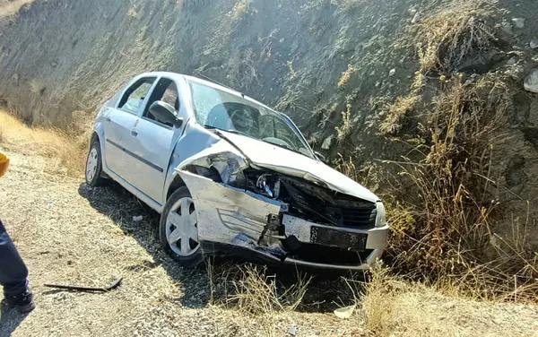 1605095880547.jpg Tunceli'de iki araç kafa kafaya çarpıştı! Yaralılar var-1
