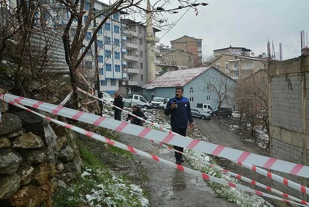 Hakkari'de toprak kayması sonucu 3 ev tahliye edildi-3