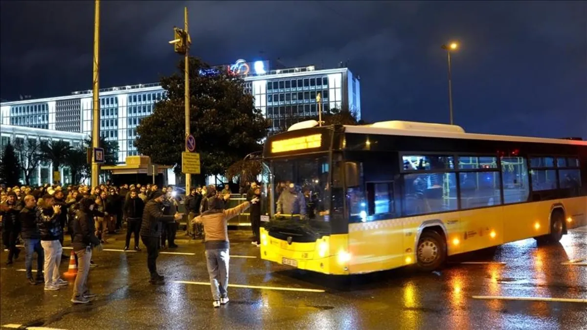 CHP'li İBB 6 milyar TL'lik borcunu ödemedi! İstanbul'da Özel Halk Otobüsleri kontak kapattı! Kaos çıkınca uzlaştılar...