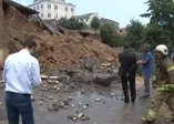 Sancaktepe'de okulun istinat duvarı çöktü