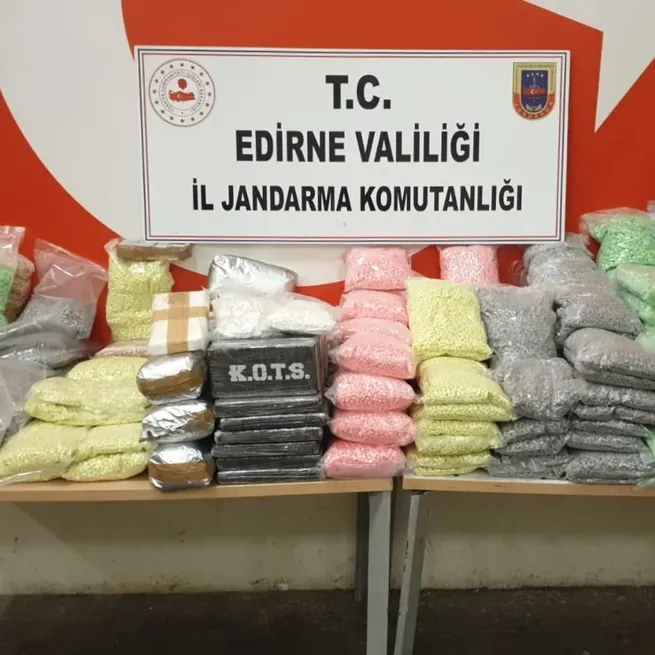 Kökünü kurutana kadar mücadeleye devam! Türkiyeye giriş yapan TIRda yüklü miktarda uyuşturucu ele geçirildi