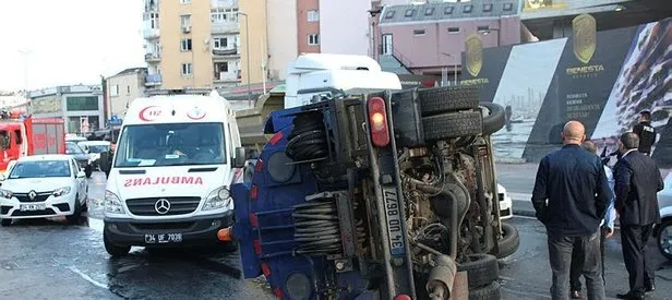 Beyoğlu’da temizlik kamyonu devrildi
