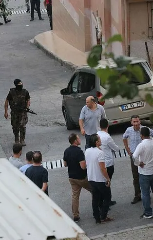 İzmir'de ortalık karıştı! Husumetli olduğu kişileri görünce...