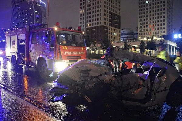 Son dakika: İstanbul'da gece yarısı yaşanan trafik kazasında ortalık savaş alanına döndü! 1 ölü 1 yaralı-2
