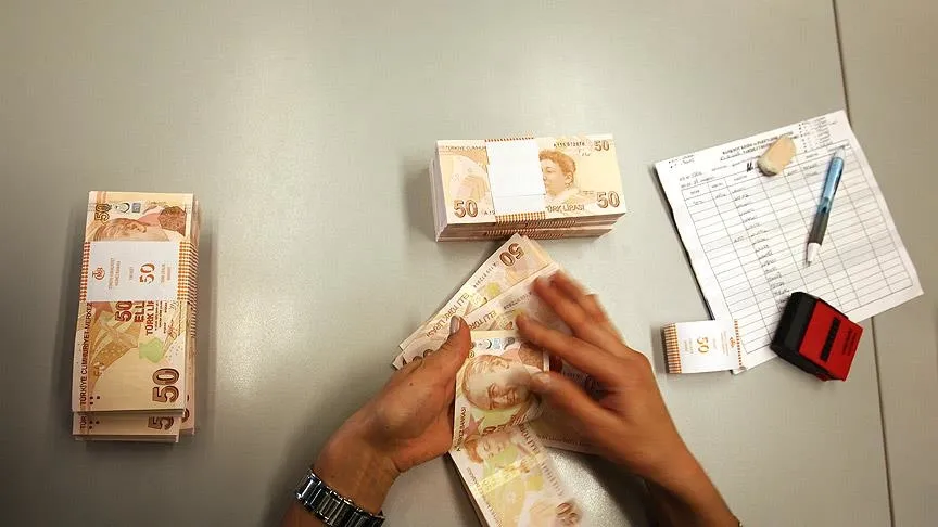 emekliye-zam-ssk-ve-bag-kurluya-4lu-formul-en-dusuk-26-bin-79-tl-ocakta-emekli-maasi-ne-kadar-olacak-1790838593284.jpg Emeklinin ocak maaşı için 4 senaryo! SSK ve Bağ-Kur'lunun zam oranı yüzde 10’u aşabilir: TAKVİM kalem kalem hesapladı-13