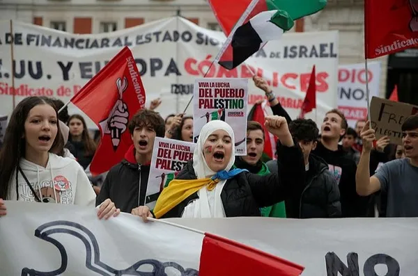 milyonlar-filistine-destek-icin-toplandi-londrada-israil-karsiti-protesto-nehirden-denize-ozgur-filistin-1700166356560.jpeg Milyonlar Filistin’e destek için toplanmaya devam ediyor! Londra'da lise öğrencileri dersi terk edip tek yürek oldu: "Nehirden denize Özgür Filistin"-5