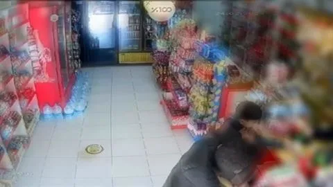 esenyurtta-akilalmaz-olay-alisveris-yapmak-icin-bakkala-giden-cocuga-yumruklu-saldiri-o-anlar-kamerada-1708853033193.jpeg Esenyurt'ta akılalmaz olay! Alışveriş yapmak için bakkala giden çocuğa yumruklu saldırı: O anlar kamerada-2