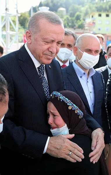11-yasindaki-fatma-zehra-baskan-erdoganin-yanina-gecebilmek-icin-goz-yaslarini-tutamadi-1630782690456.jpeg 11 yaşındaki Fatma Zehra Başkan Erdoğan’ın yanına geçebilmek için göz yaşlarını tutamadı: Çok duygulandım-2