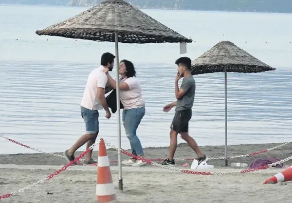 Marmaris'te 4 arkadaş kavga etti! Bir kadın, erkeğe arka arkaya tekmeleri indirdi-1