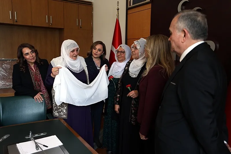 baris-anneleri-ve-dem-partiden-mhp-tbmm-grubuna-ziyaret-1778155391843.jpeg "Barış Anneleri" ve DEM Parti'den MHP TBMM Grubuna ziyaret-2