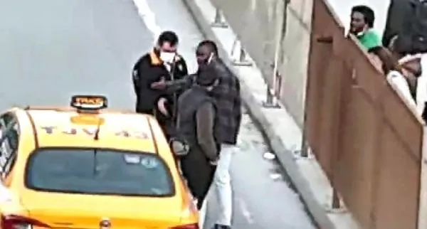 Avcılar'da taksiciyle yabancı uyruklu yolcunun ücret tartışması! Demir parmaklıkların arasında bekleterek gitmelerine izin vermedi-2
